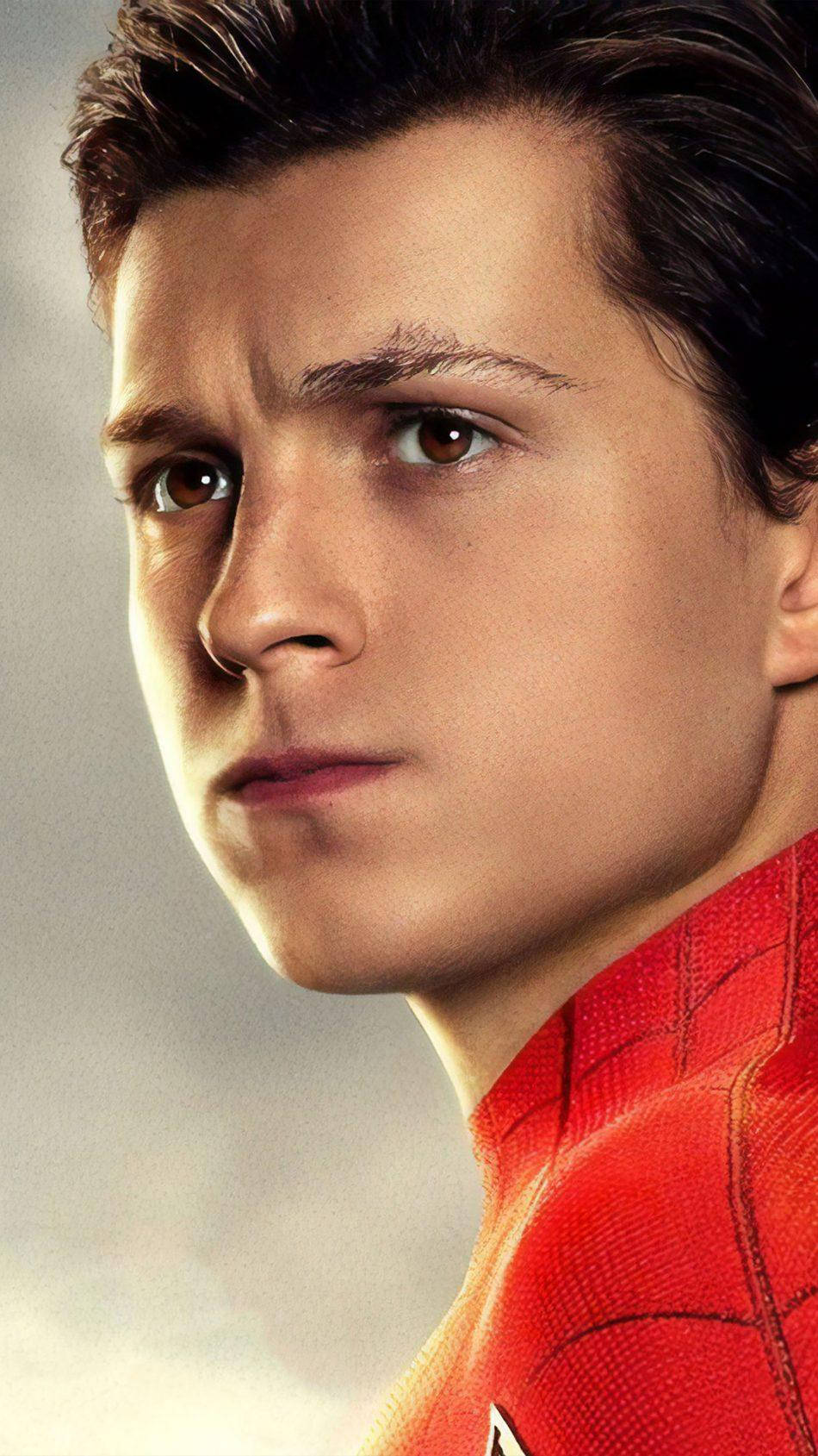 Peter Parker 桌布 壁紙 — 年輕男子身穿紅色超級英雄服裝，專注表情，柔和灰色背景的特寫肖像。