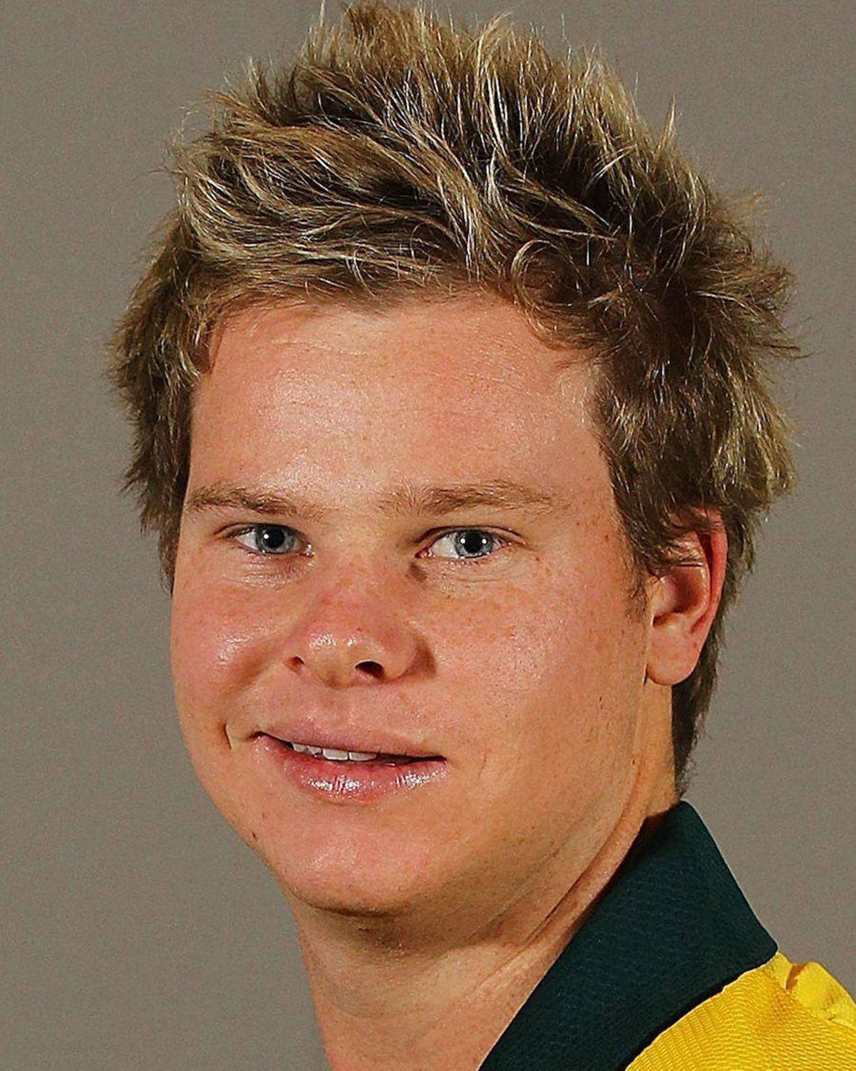 Steve Smith 桌布 壁紙 — 年輕男子近距離肖像，金色刺蝟頭、藍色眼睛，穿著黃綠色運動球衣，微微一笑。