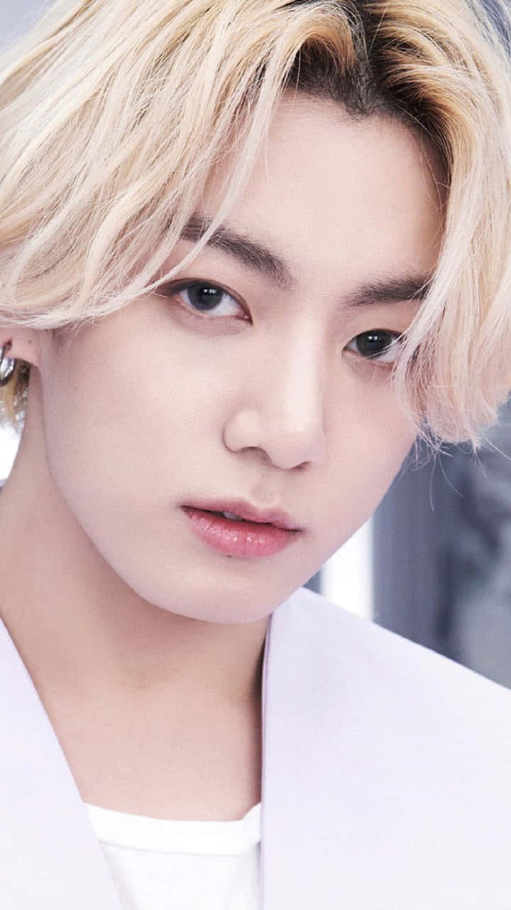Jungkook 桌布 壁紙 — 年輕男子近距離肖像照，一頭鉑金色頭髮，眼神銳利，身穿白色西裝外套。