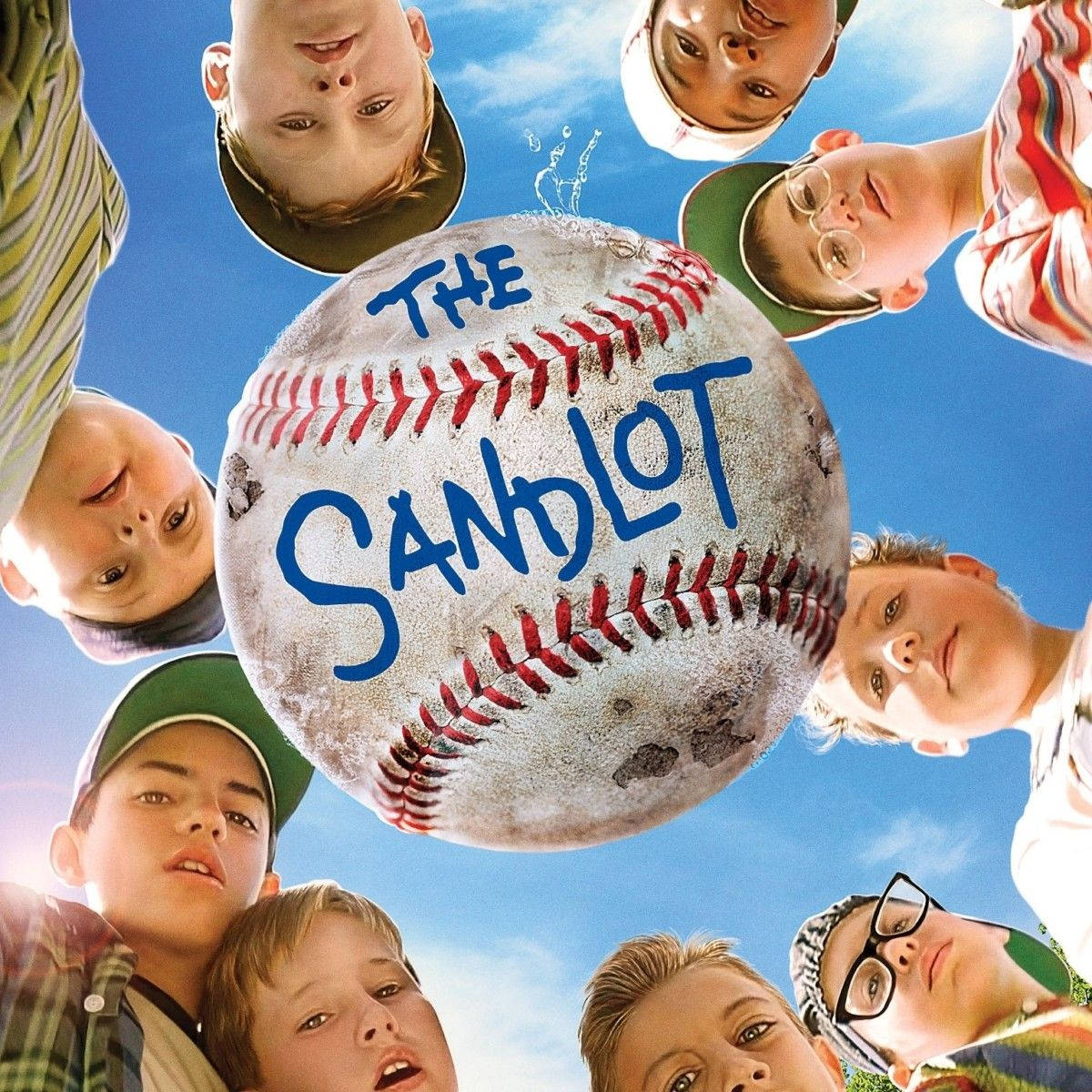 小孩動圖 桌布 壁紙 — 年輕男孩仰望一顆寫有「The Sandlot」的風化棒球，背景是明亮的藍天。
