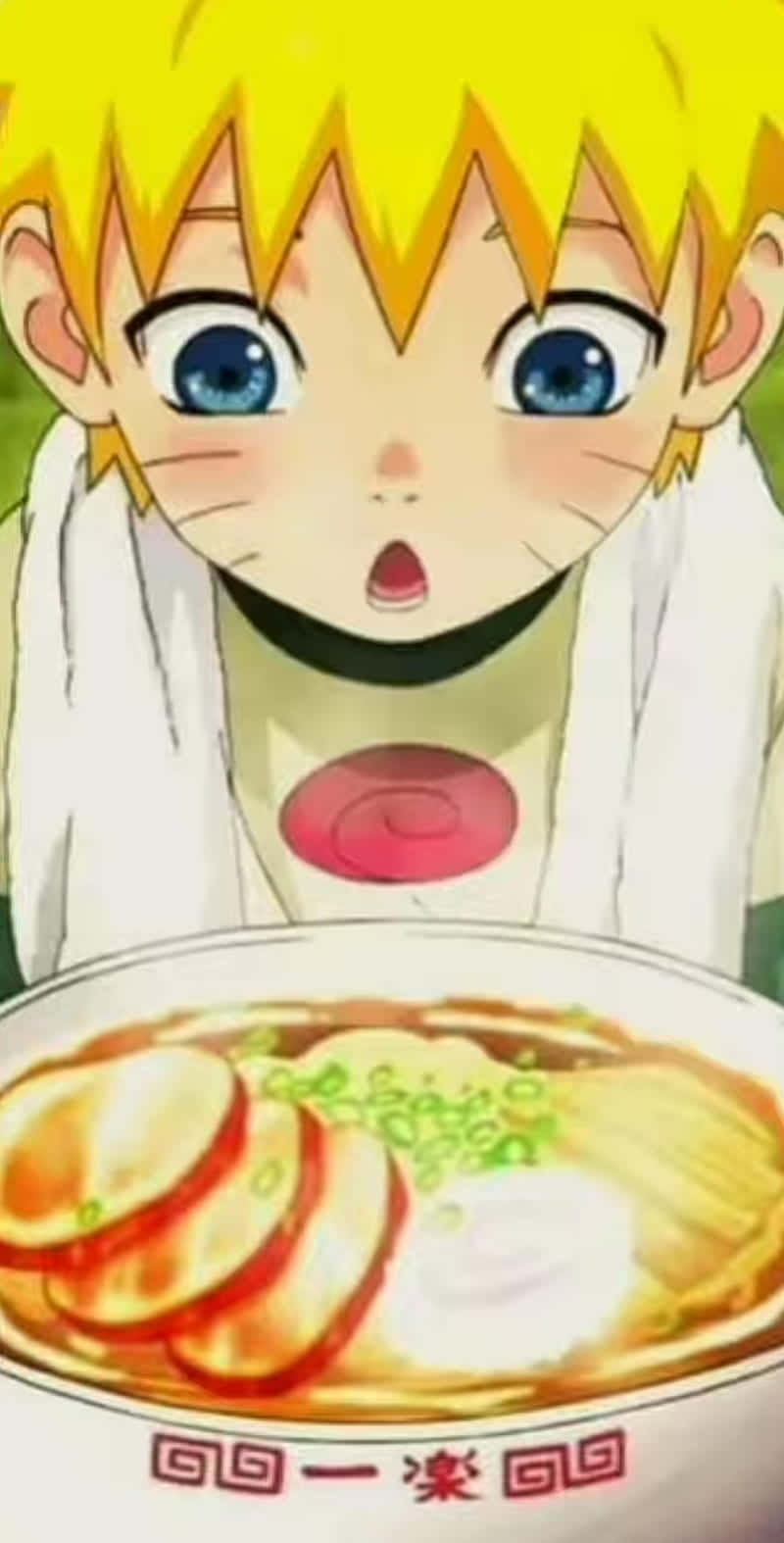 Naruto Ramen 桌布 壁紙 — 年輕的動漫男孩，金色刺蝟頭，瞪大眼睛看著一碗冒著熱氣的拉麵，上面放著切片豬肉和蔥花。