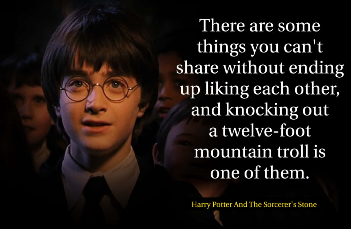 Harry Potter Quotes 桌布 壁紙 — 年輕的哈利波特戴著圓形眼鏡，在黑暗背景前帶著《哈利波特與神秘的魔法石》的引言，表情認真。