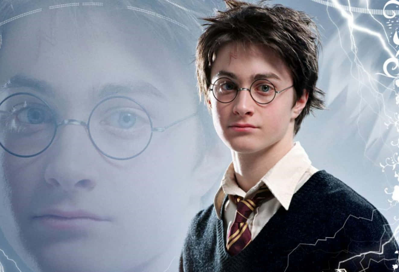 Harry Potter Profile 桌布 壁紙 — 年輕的哈利波特穿著霍格華茲制服，站在一幅鬼影幢幢的畫像前，周圍閃電劈啪作響。