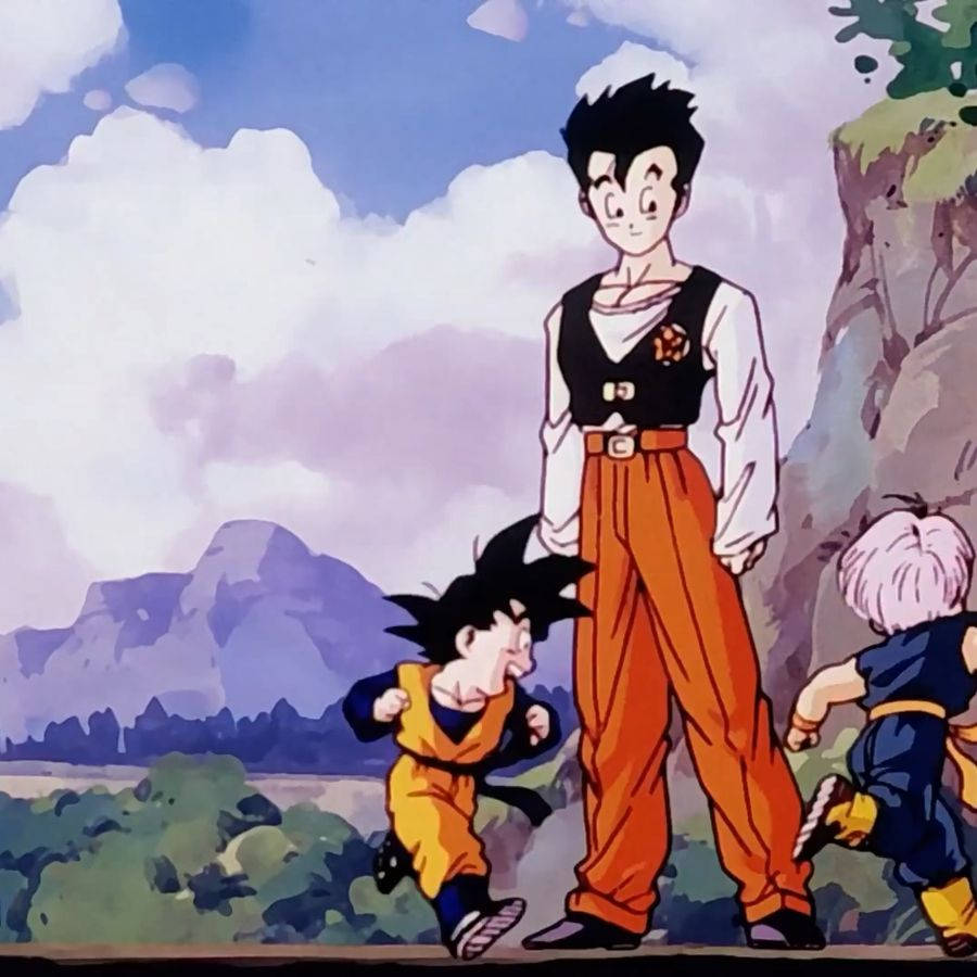Goten 桌布 壁紙 — 年輕的悟空和朋友們在陰天多雲的天空下，在山區戶外環境中，在一個高個子男人旁邊嬉戲奔跑。