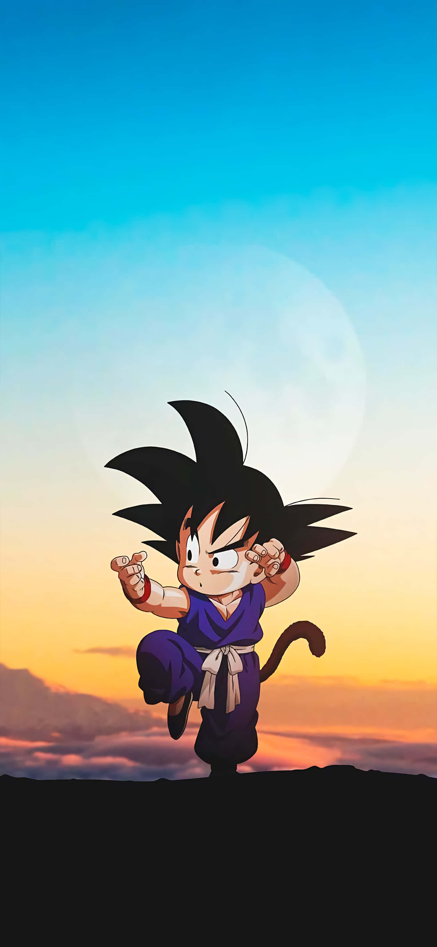 kid goku 桌布 壁紙 — 年輕的悟空在日落時分站在懸崖頂上，身後有一輪滿月，擺出戰鬥姿勢。