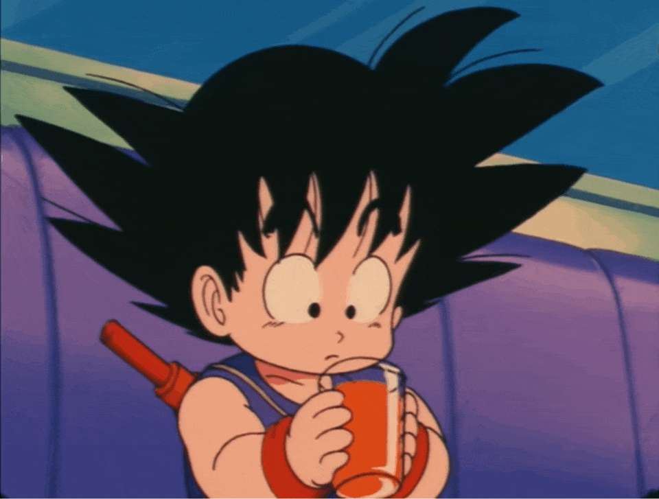 Funny Goku 桌布 壁紙 — 年輕的悟空坐在紫色沙發上，用紅色杯子喝水，表情驚訝。