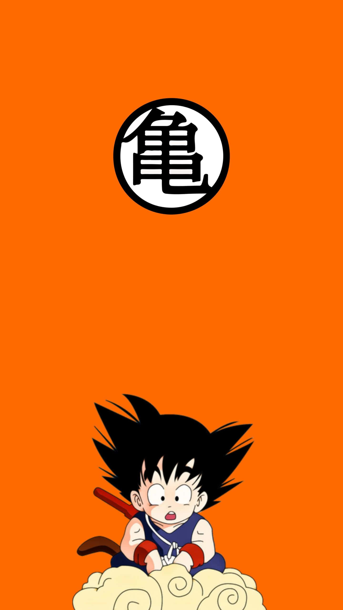 kid goku 桌布 壁紙 — 年輕的悟空坐在雲上，手持棍棒，背景為純橙色，上方有龜仙流標誌。