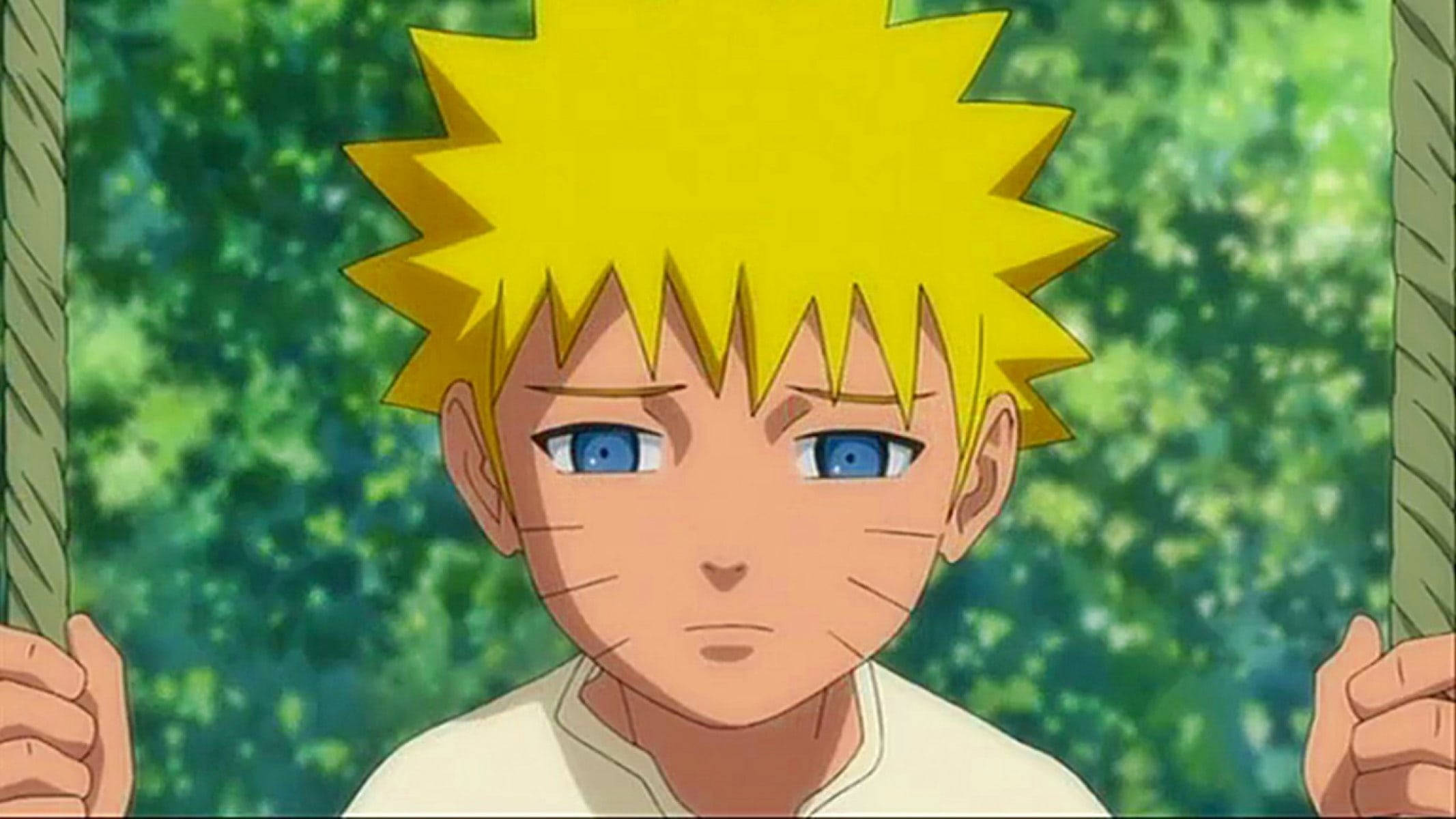 Sad Naruto 桌布 壁紙 — 年輕的漩渦鳴人，金色刺蝟頭和藍色眼睛，在茂密的綠色森林背景下抓緊繩索。