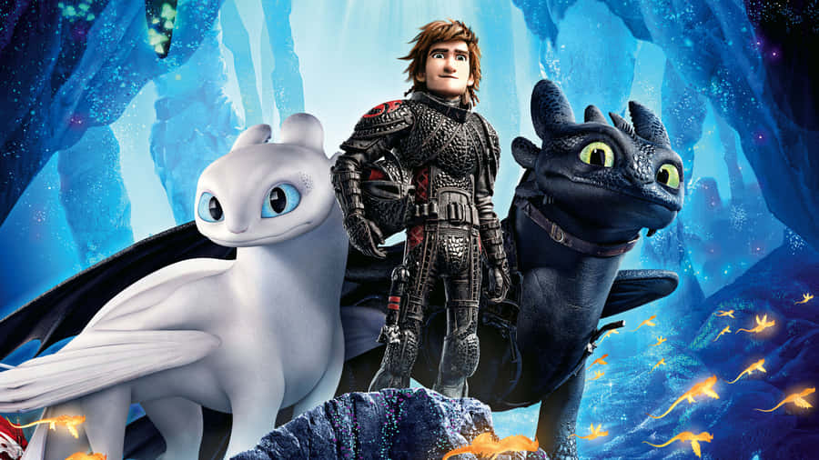 How To Train Your Dragon 4K 桌布 壁紙 — 年輕維京英雄與他的兩條龍同伴站在一個充滿飛舞螢火蟲的發光藍色洞穴中。