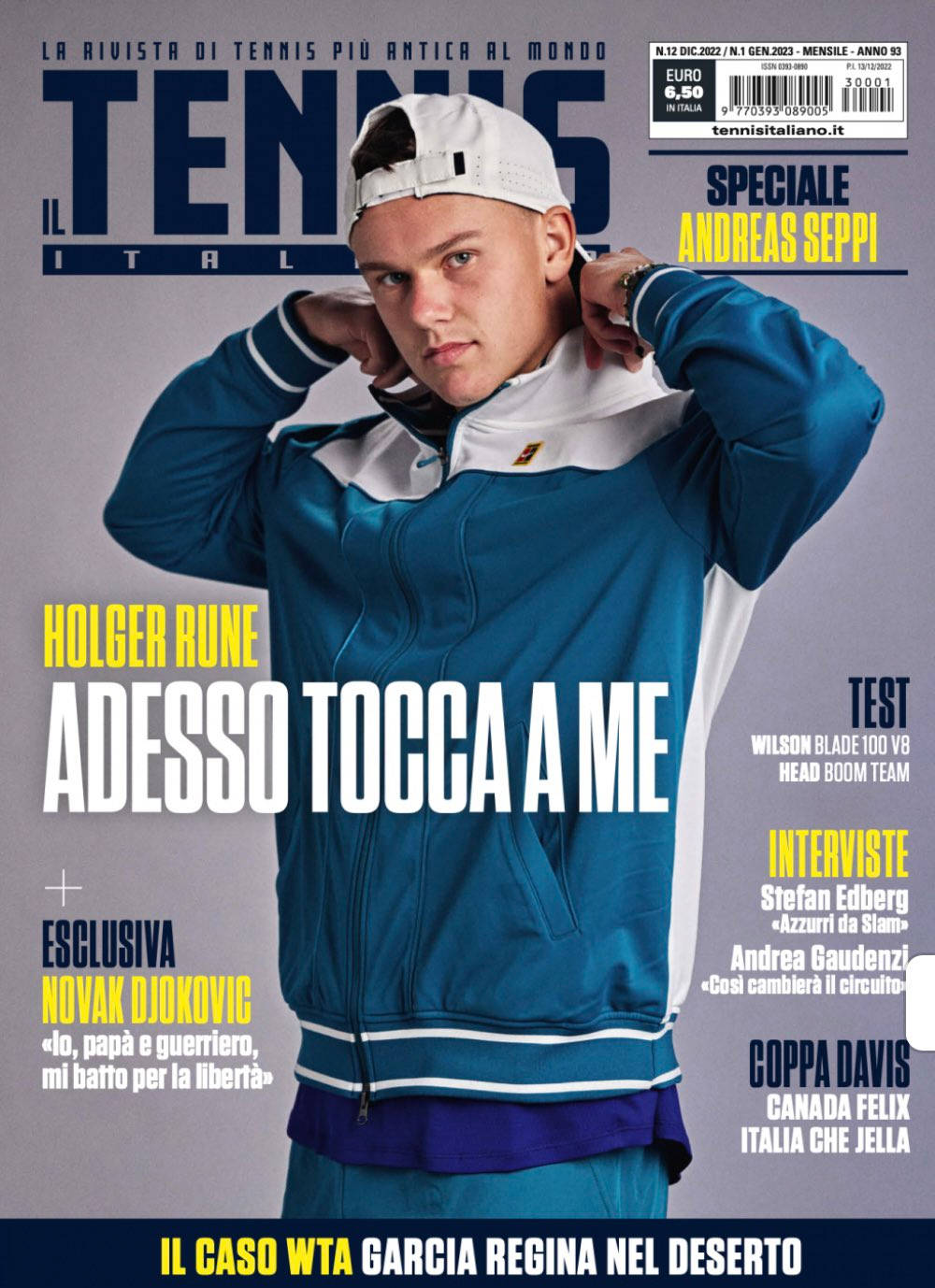Magazine 桌布 壁紙 — 年輕網球選手 Holger Rune 自信地穿著藍白外套，登上義大利網球雜誌封面。