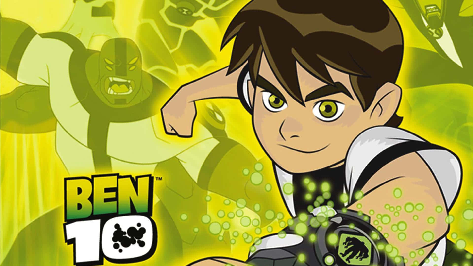 Ben 10 桌布 壁紙 — 年輕英雄班·坦尼森自信地展示發光的綠色能量，他的外星形態在鮮黃色背景中聳立在他身後。