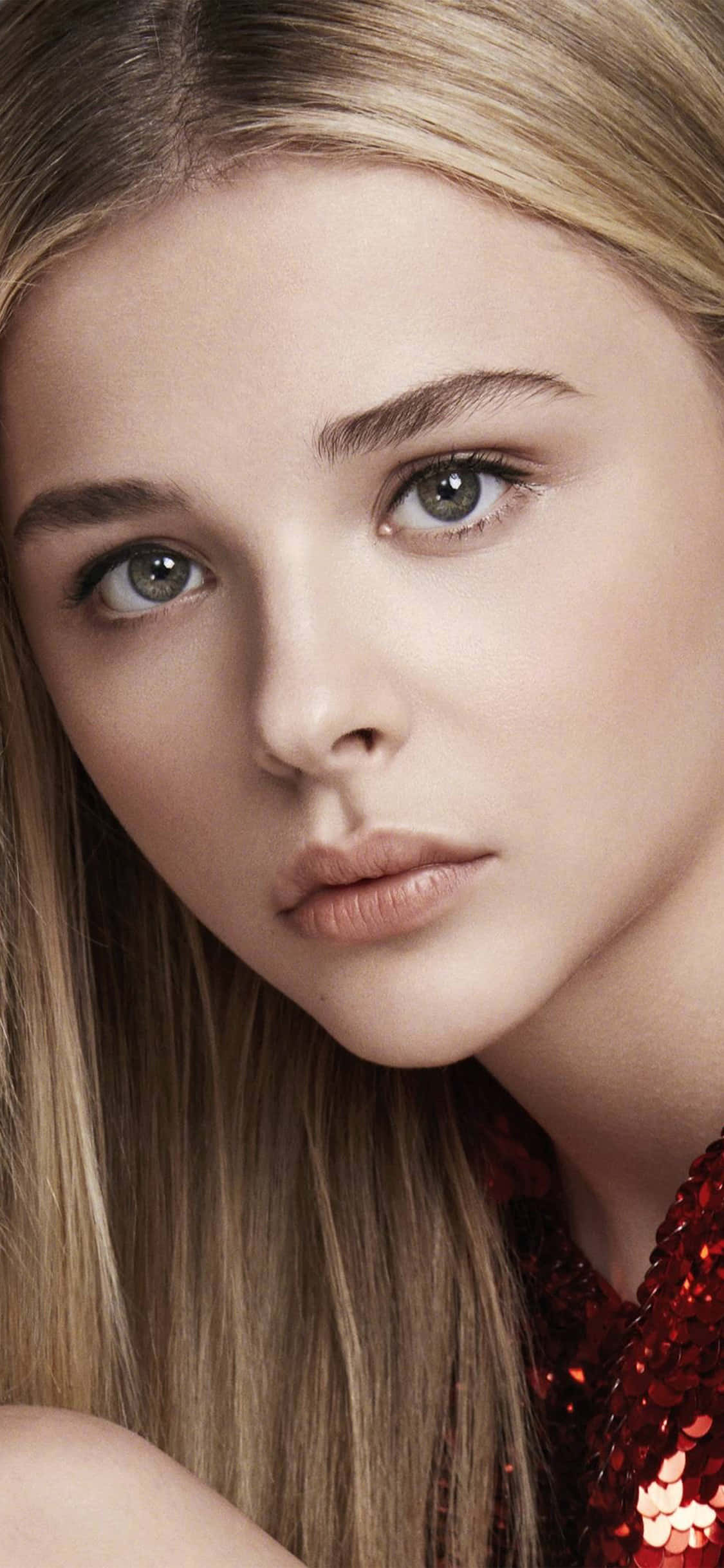 Celebrity 桌布 壁紙 — 年輕金髮碧眼女子穿著紅色亮片上衣的特寫肖像。
