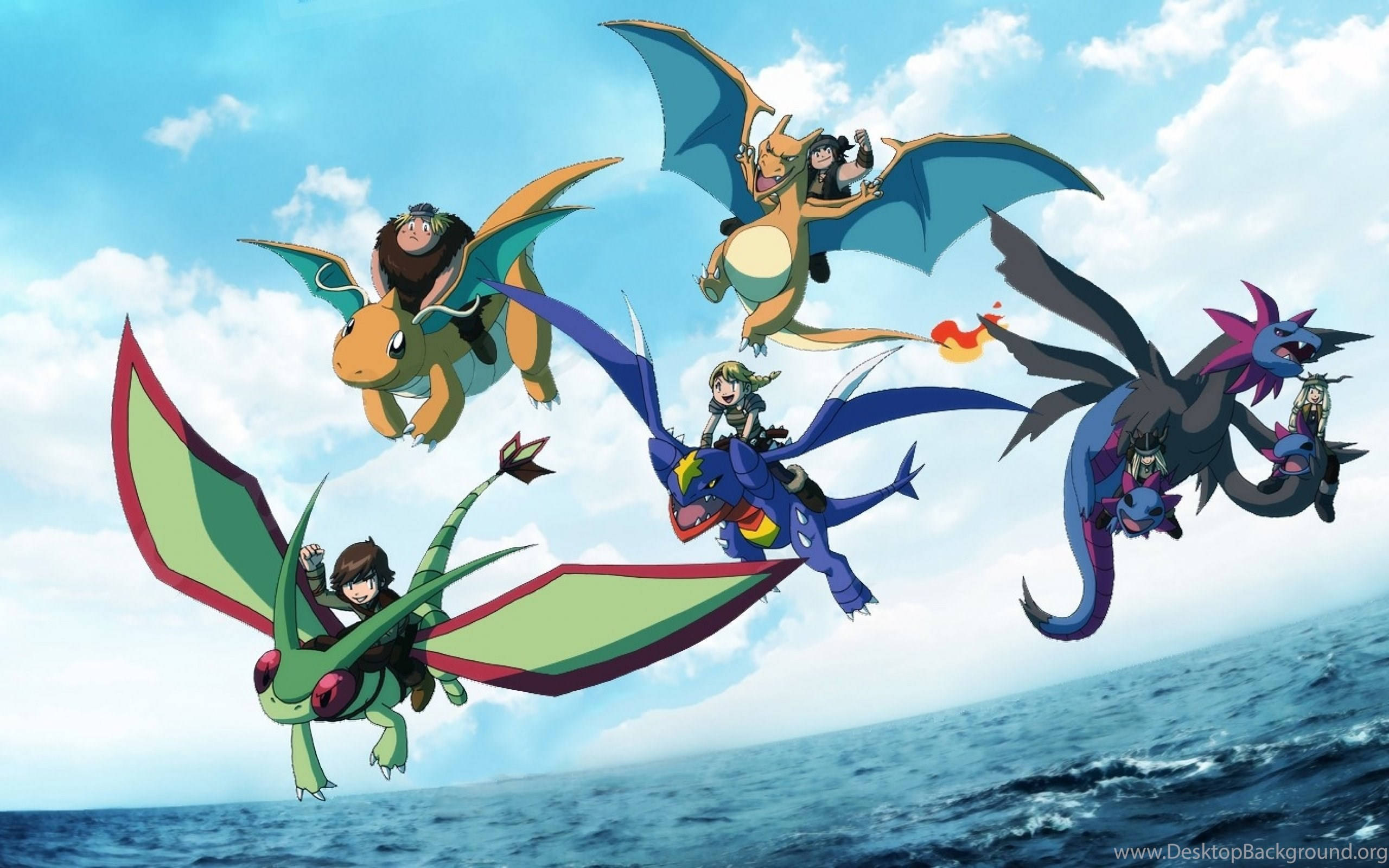 Dragonite 桌布 壁紙 — 年輕騎士騎著色彩繽紛的龍在廣闊的海洋上空翱翔，天空湛藍，白雲朵朵。