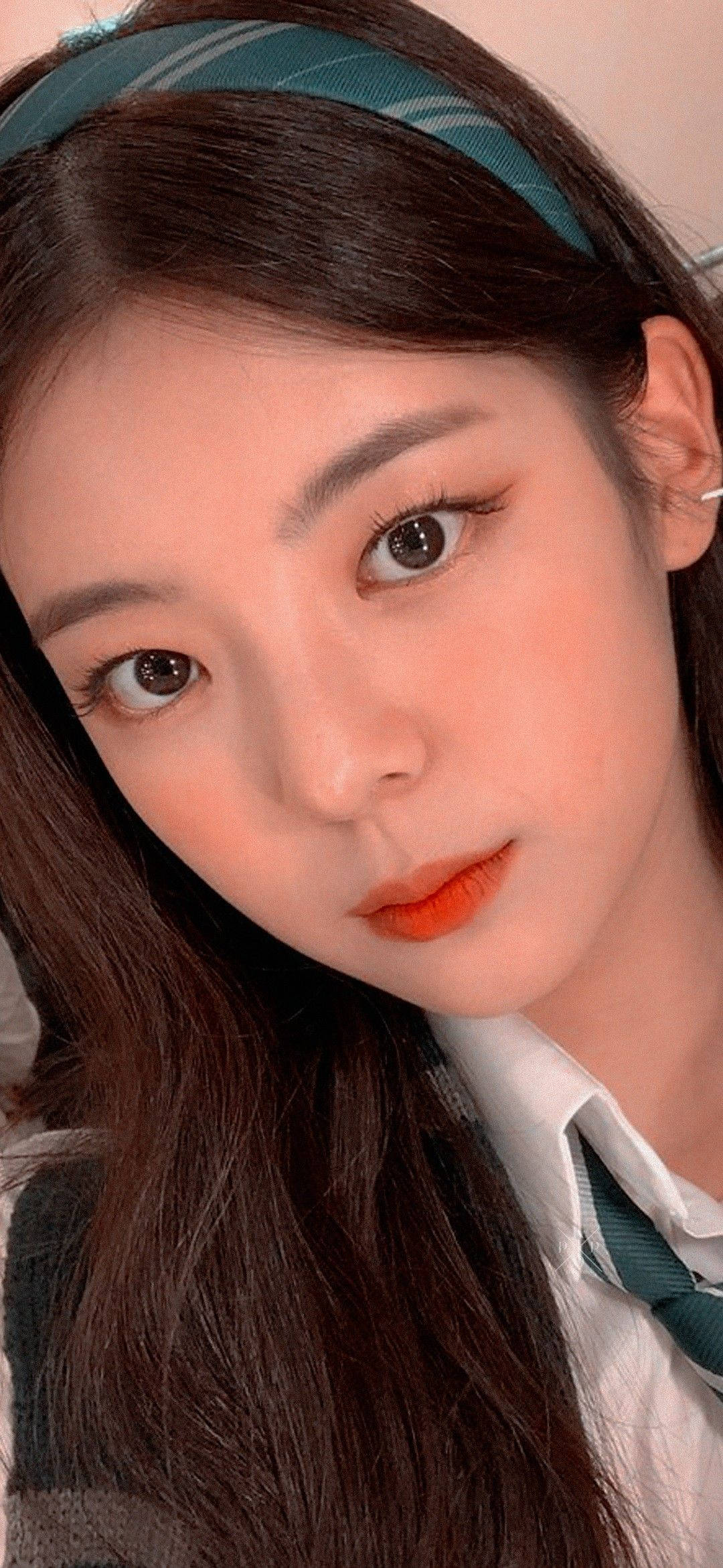 ITZY 桌布 壁紙 — 年輕黑髮女子戴著藍綠色頭帶和亮橙色唇膏的特寫肖像。