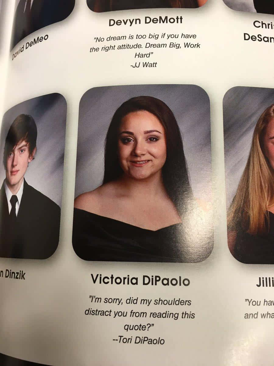 Senior Yearbook 桌布 壁紙 — 年鑑頁面特寫，展示學生肖像及每張照片下方的幽默語錄。