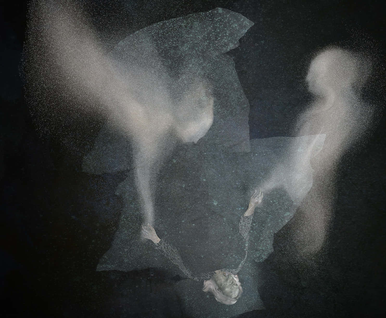 鬼魂 桌布 壁紙 — 幽靈般的半透明人物在黑暗空間中飄浮，周圍環繞著浮動的粒子和空靈的光芒。