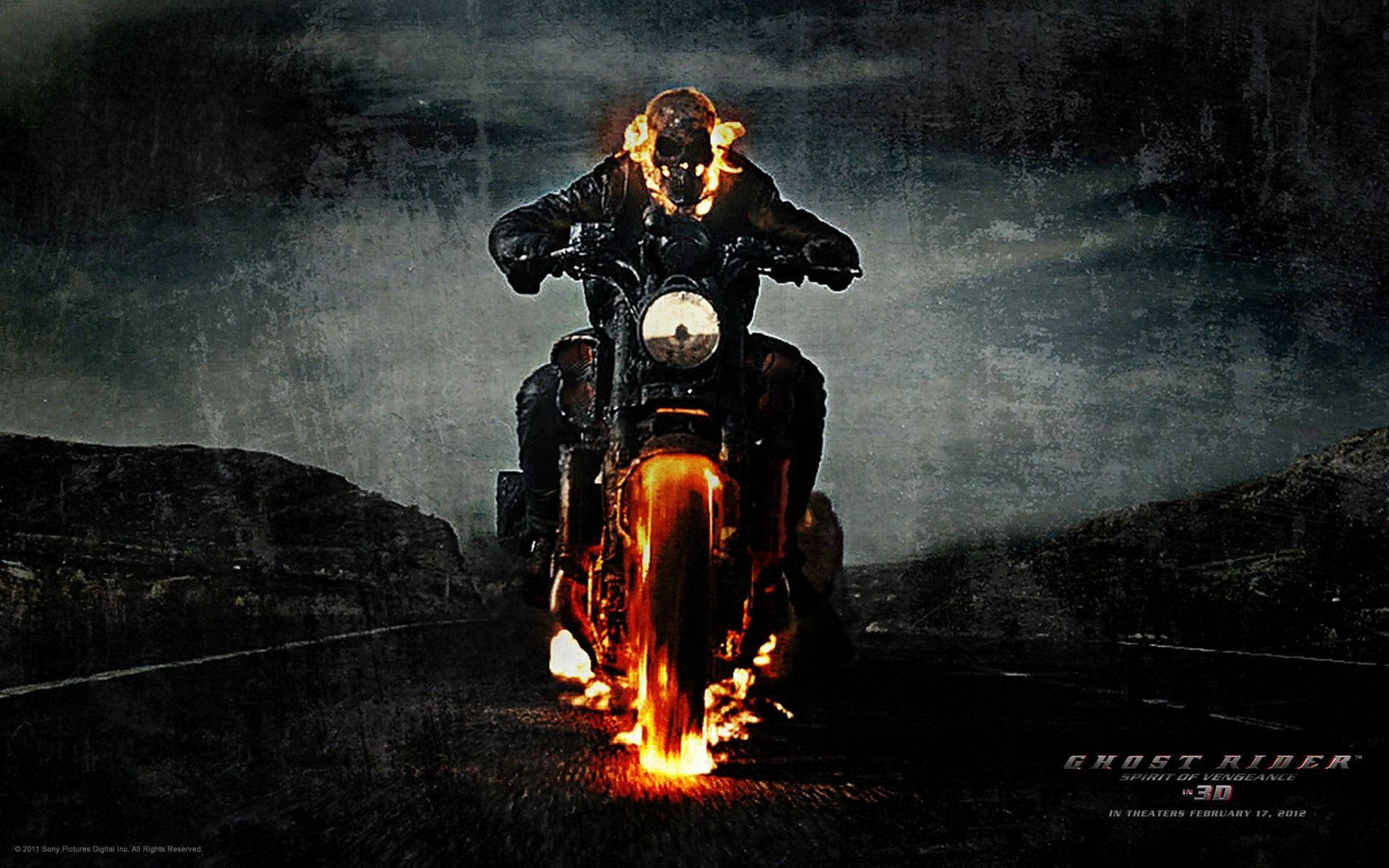 鬼 Rider 桌布 壁紙 — 幽靈騎士騎著一輛燃燒的摩托車，在暴風雨天空下的黑暗荒涼道路上奔馳。