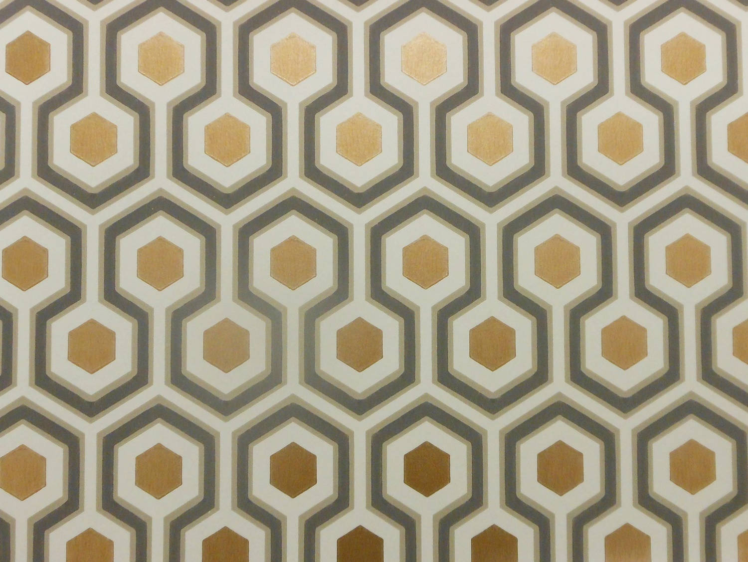 Interior Design 桌布 壁紙 — 幾何圖案壁紙，帶有金色、灰色和奶油色調的重複六邊形圖案。