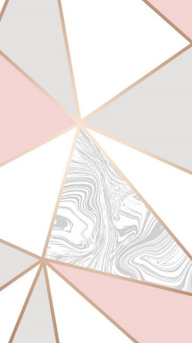 White Marble 桌布 壁紙 — 幾何圖案壁紙，玫瑰金線條分隔粉紅色、灰色和白色三角形，其中一個帶有灰色大理石漩渦紋。