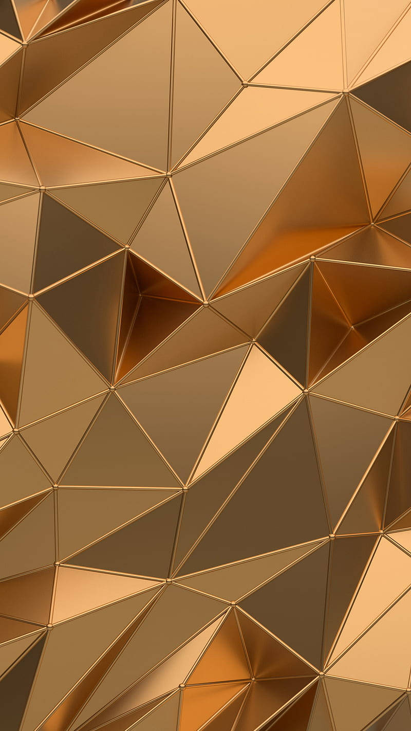 Polygon 桌布 壁紙 — 幾何圖案壁紙的特寫，金色三角形環環相扣，營造出奢華的金屬質感圖案。