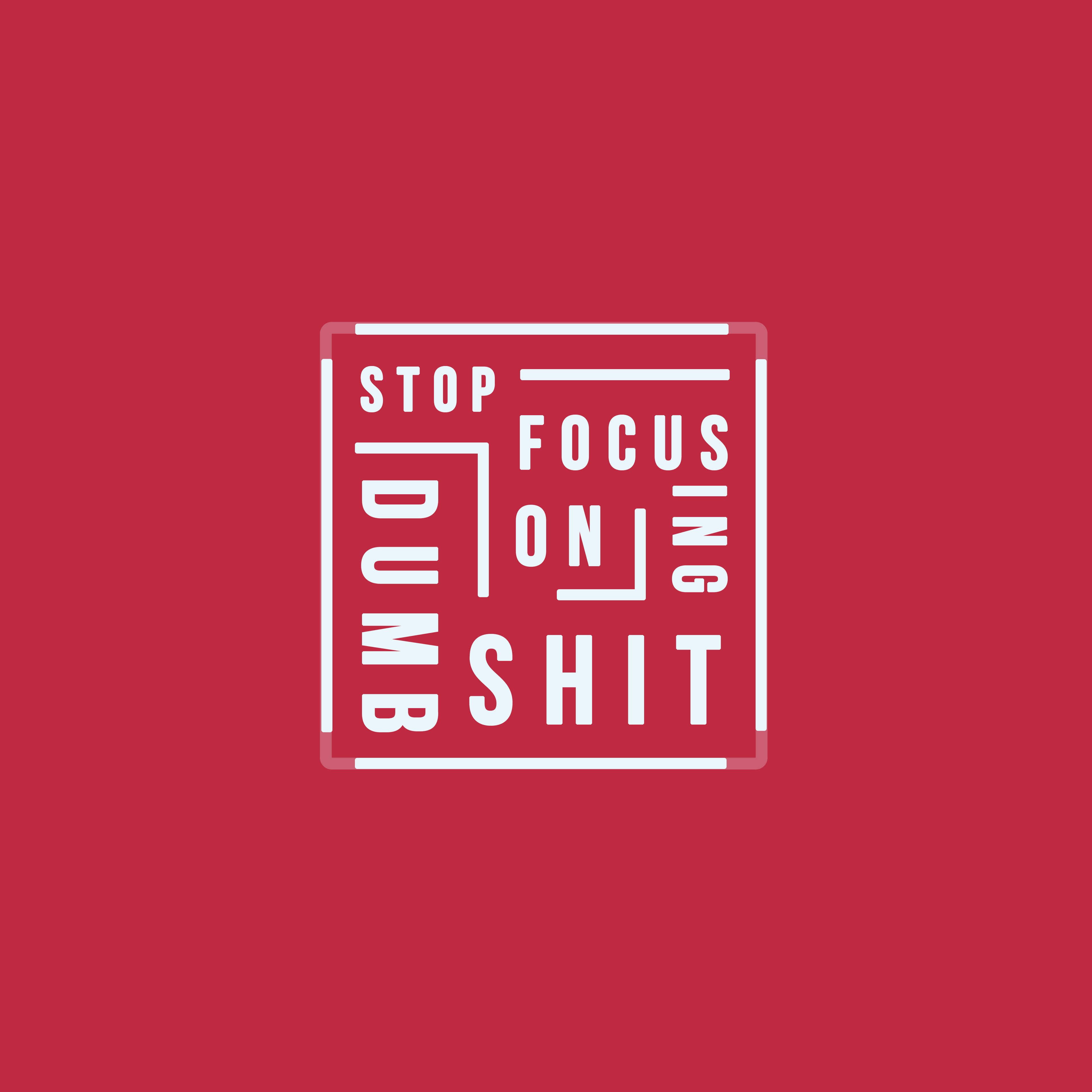 dumb 桌布 壁紙 — 幾何圖案框架中的粗體白色文字在純紅色背景上宣告「STOP FOCUSING DUMB SHIT」。