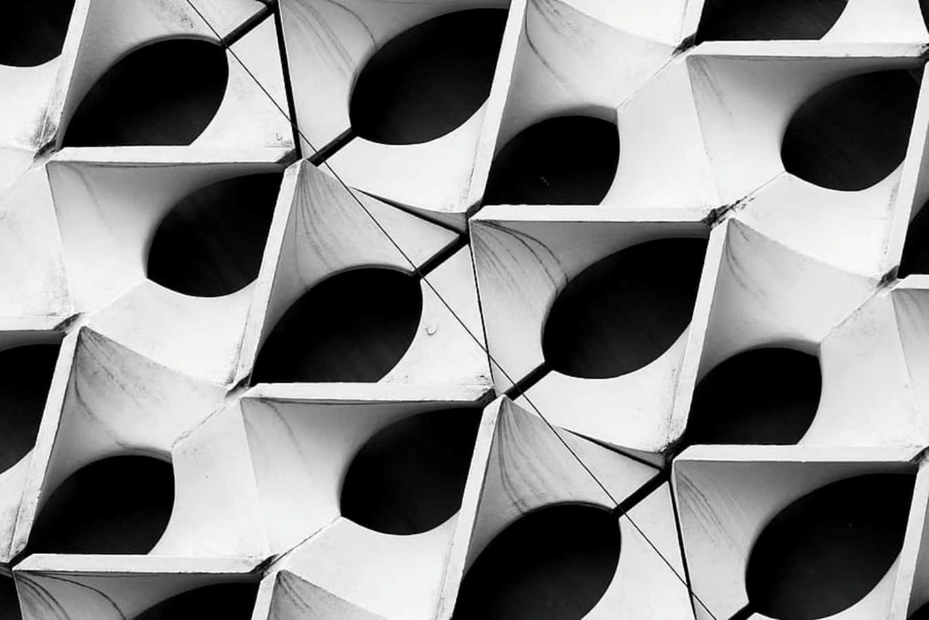 Modernism 桌布 壁紙 — 幾何建築圖案的黑白特寫，具有重複的凹形和銳利的陰影。