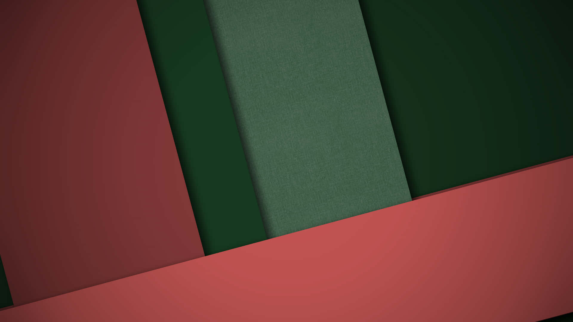 Google Material 桌布 壁紙 — 幾何抽象壁紙，以對角排列的鮮明紅色和綠色紋理面板為特色。