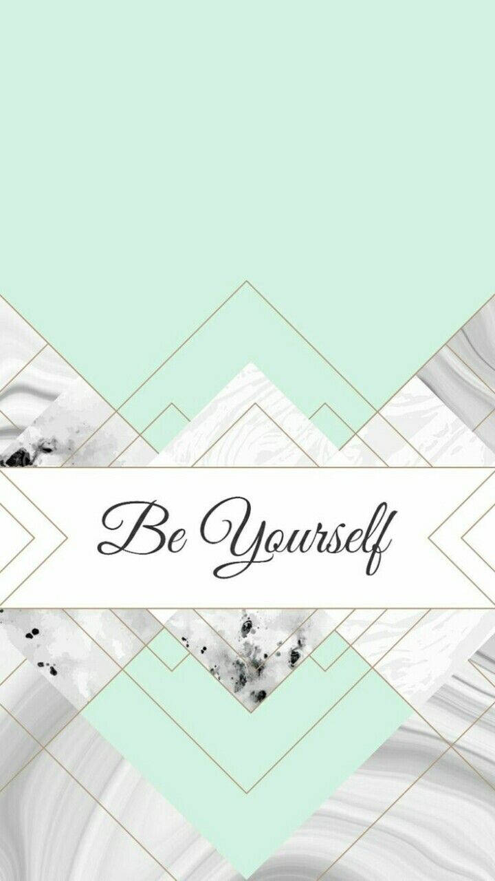 Motivational Quotes 桌布 壁紙 — 幾何薄荷綠和白色大理石壁紙，帶有金色線條和 'Be Yourself' 草書文字。