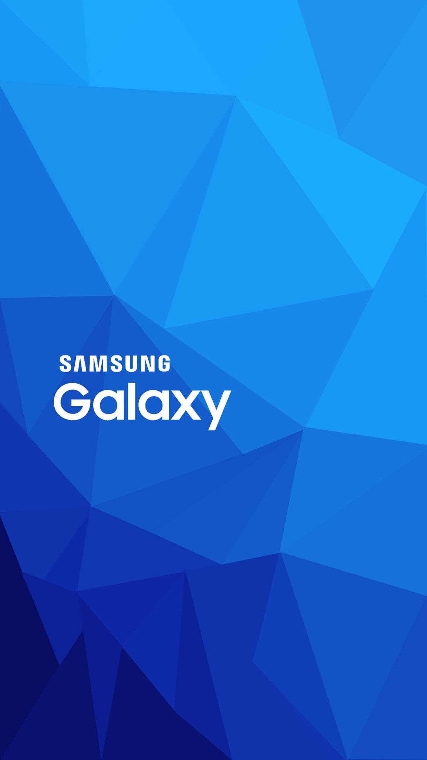 Low 桌布 壁紙 — 幾何藍色多邊形桌布，中央有白色Samsung Galaxy文字。