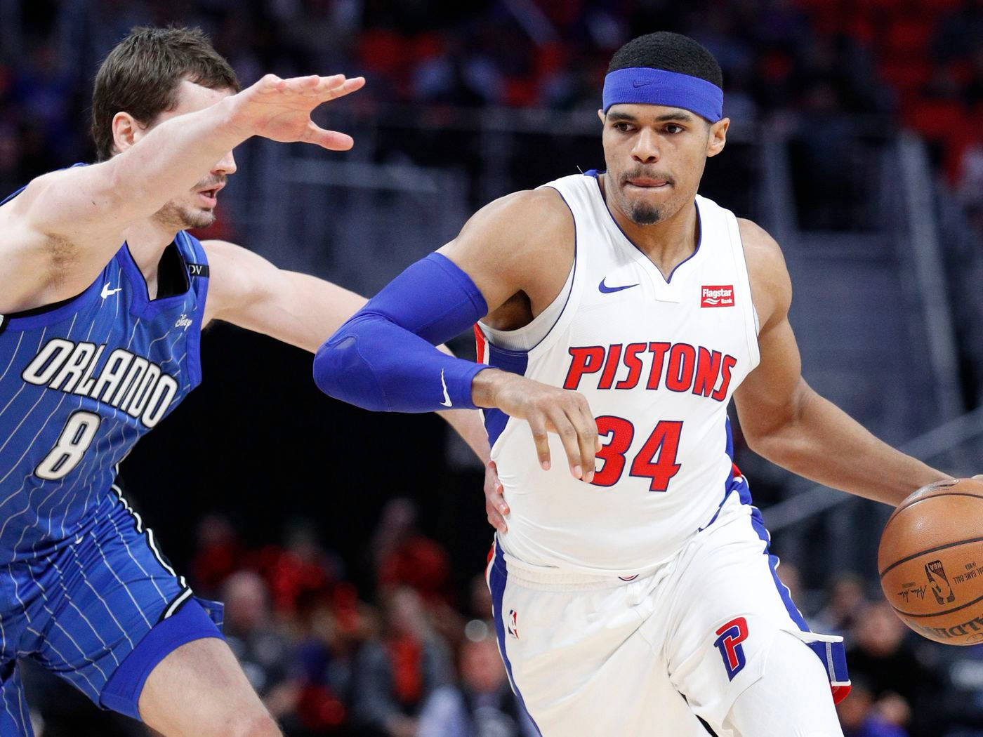 NBA 桌布 壁紙 — 底特律活塞隊球員身穿白色球衣運球，同時被身穿藍色的奧蘭多魔術隊球員緊密防守。