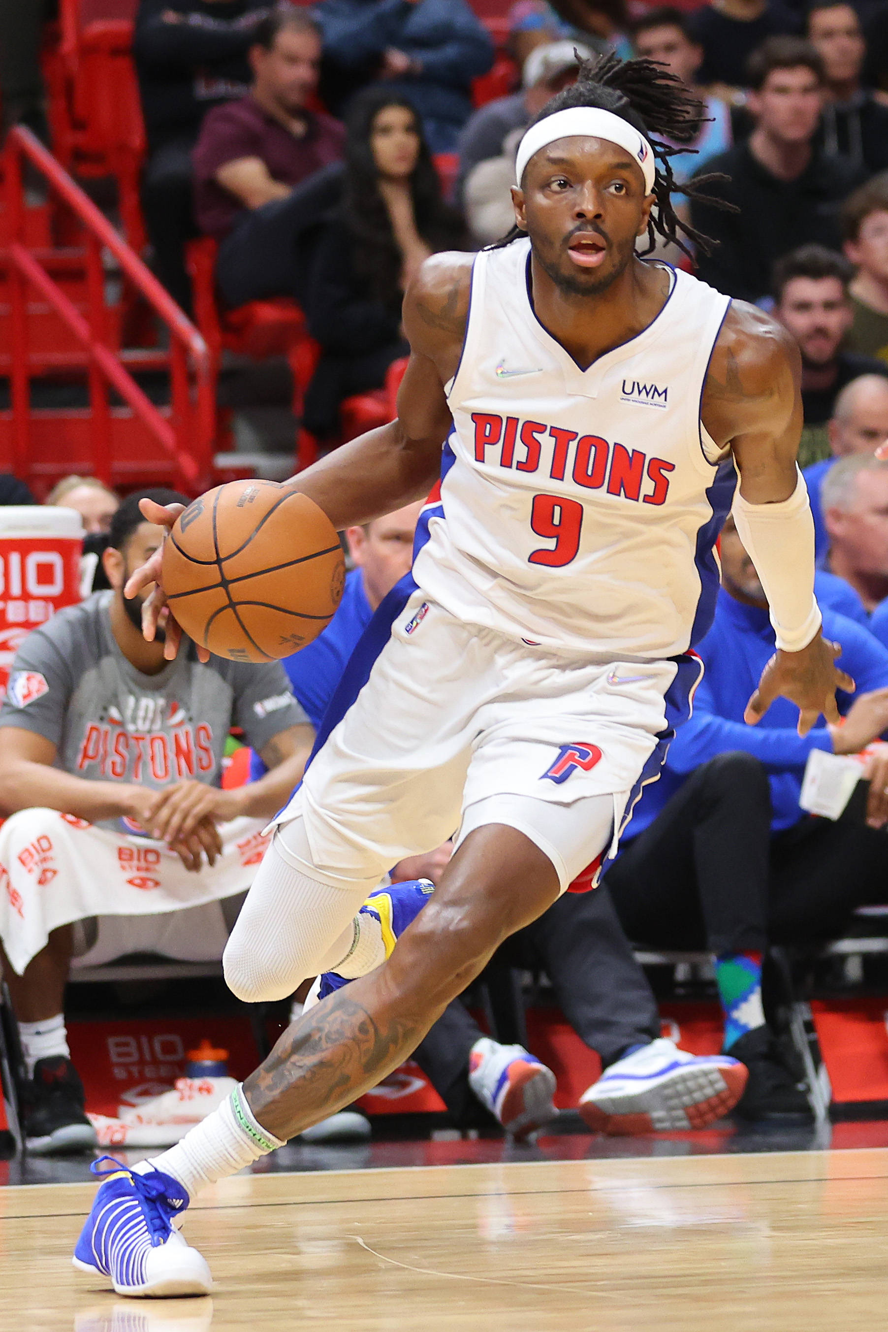 NBA 桌布 壁紙 — 底特律活塞隊籃球運動員身穿白色9號球衣，在比賽中專注地運球。