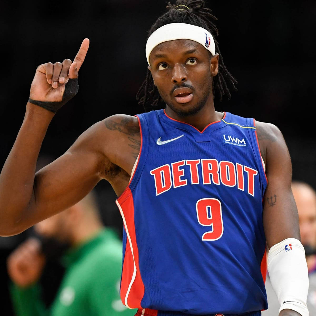 底特律活塞隊籃球運動員九號在比賽中向上指。 — NBA 壁紙