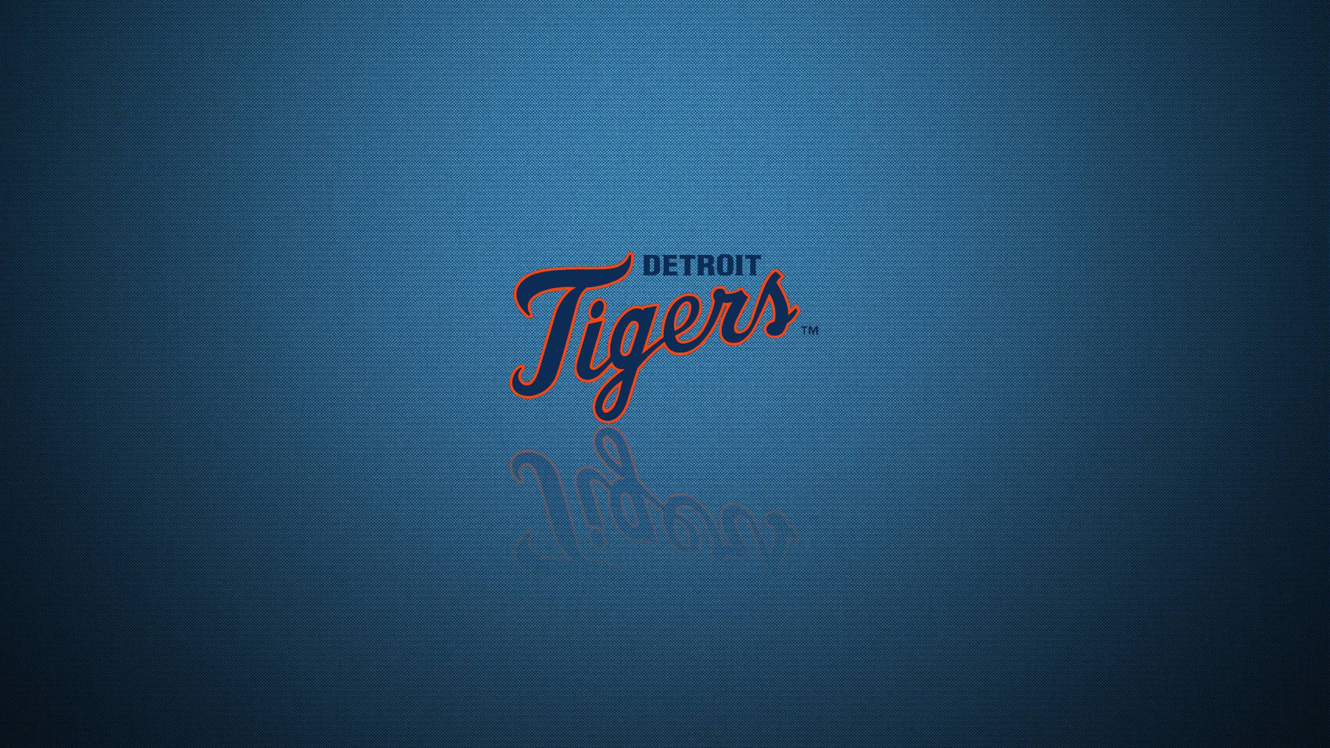 tigers 桌布 壁紙 — 底特律老虎隊標誌以紅色和藍色字體居中顯示在帶紋理的藍色漸變背景上，下方有微妙的鏡面反射。