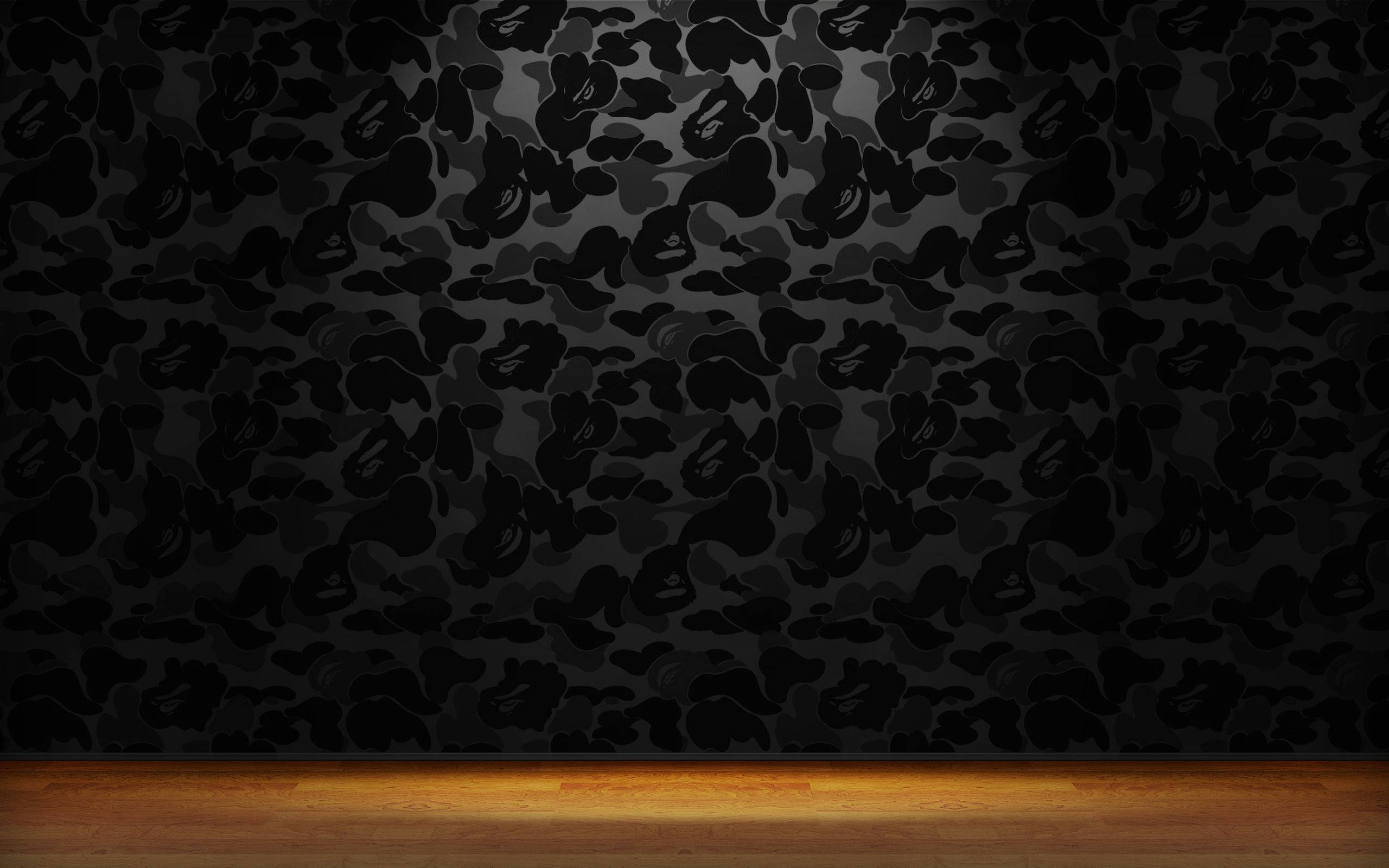 Bape 動態 桌布 壁紙 — 底部有溫暖木地板的深色迷彩圖案牆壁。