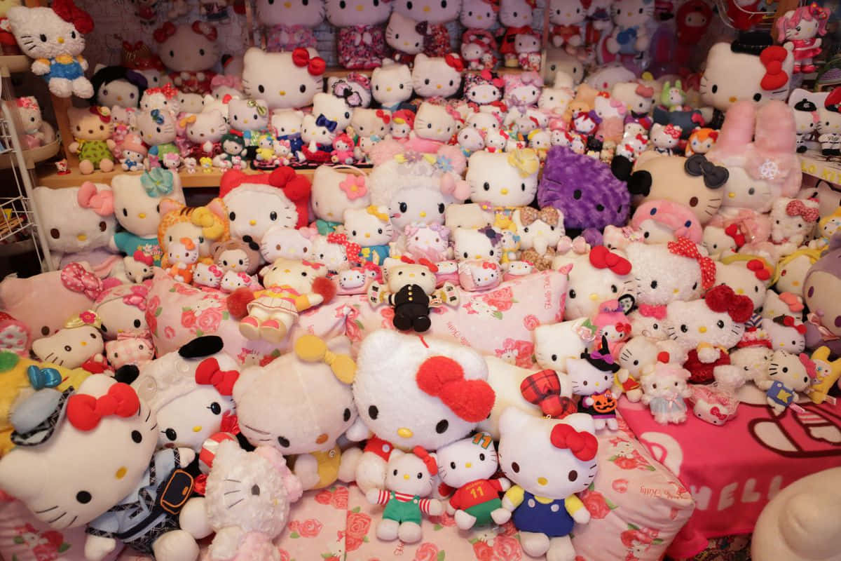 Hello Kitty 桌布 壁紙 — 店內密集展示各種尺寸和服裝的彩色Hello Kitty毛絨玩具堆疊在一起。