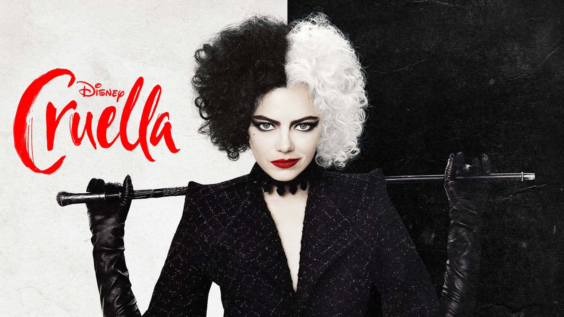 Cruella 桌布 壁紙 — 庫伊拉·德·維爾自信地站著，手持手杖，她標誌性的黑白頭髮和大膽的紅唇在分裂的黑白背景上格外醒目。