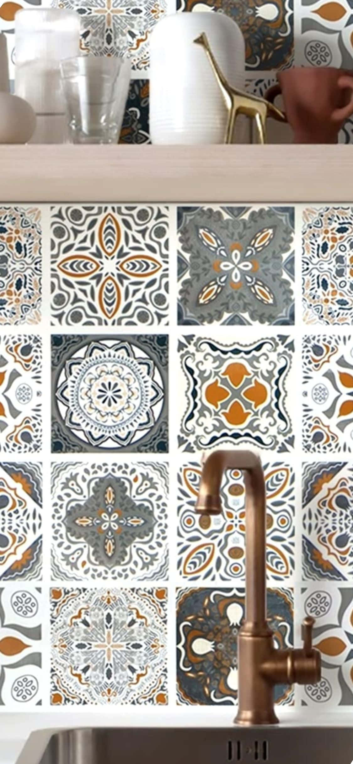 Tile 桌布 壁紙 — 廚房水槽區域，帶有複雜幾何圖案瓷磚，大地色調，銅製水龍頭。