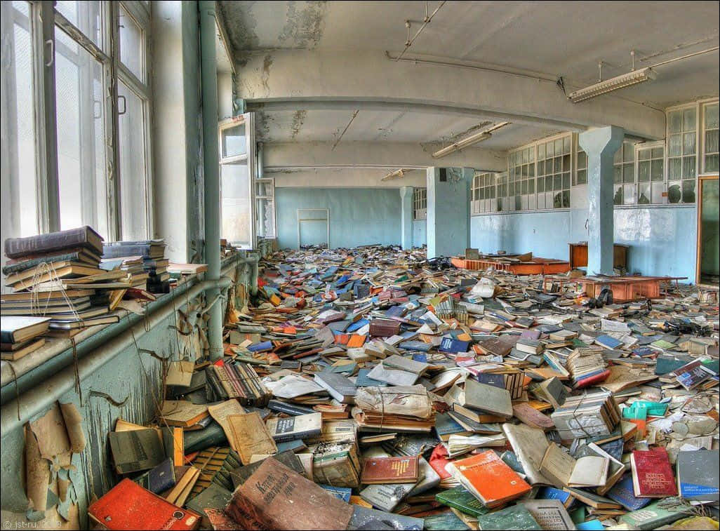 Library 桌布 壁紙 — 廢棄教室，佈滿散落的書籍，在佈滿灰塵的窗戶和剝落的藍色牆壁下。