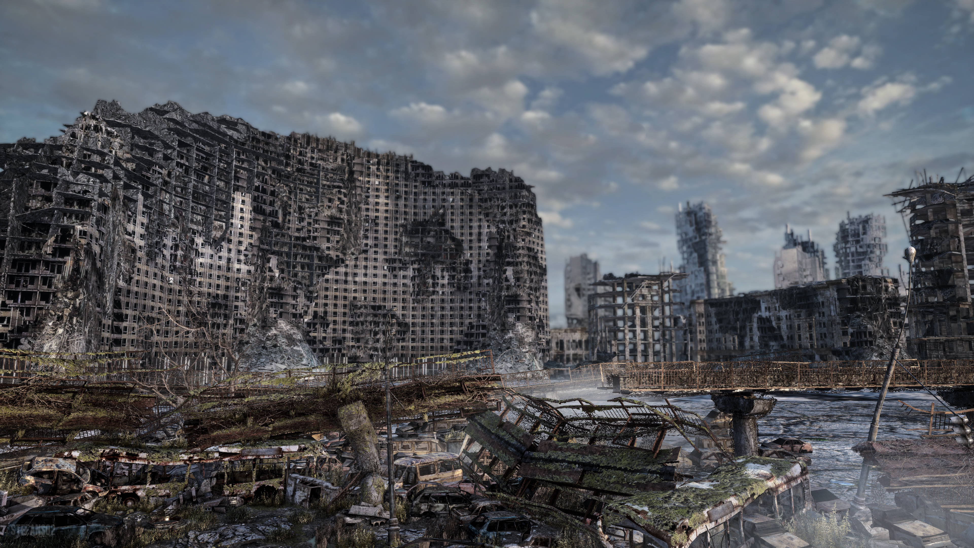Metro Last Light 桌布 壁紙 — 廢棄的摩天大樓在陰雲密布的天空下，在荒涼的末世後城市景觀中破碎並長滿雜草。