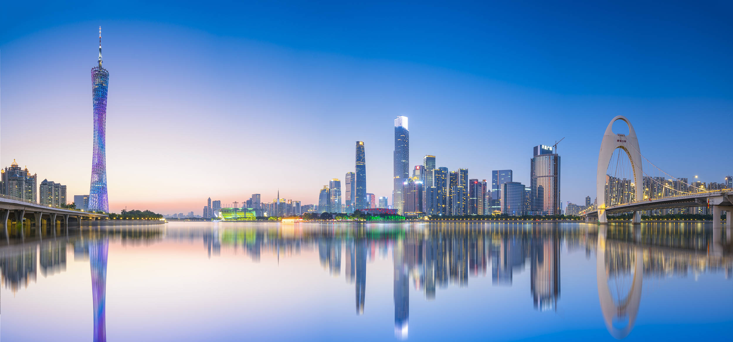 Guangzhou 桌布 壁紙 — 廣州令人驚嘆的黃昏城市景觀，廣州塔和現代摩天大樓倒映在平靜的水面上。