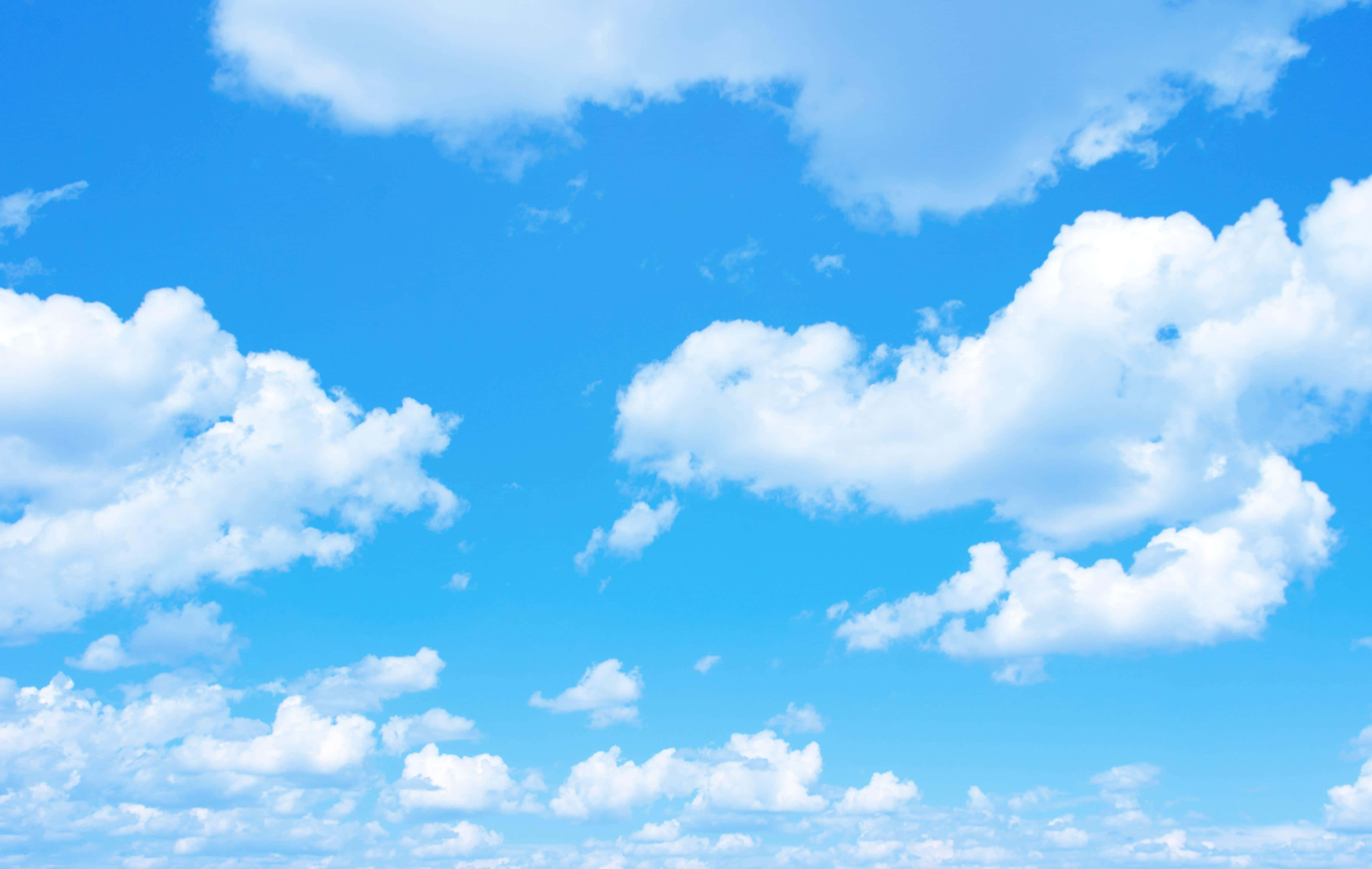 Sky Clouds 桌布 壁紙 — 廣闊明亮的藍天，充滿蓬鬆的白雲，懶洋洋地飄過。