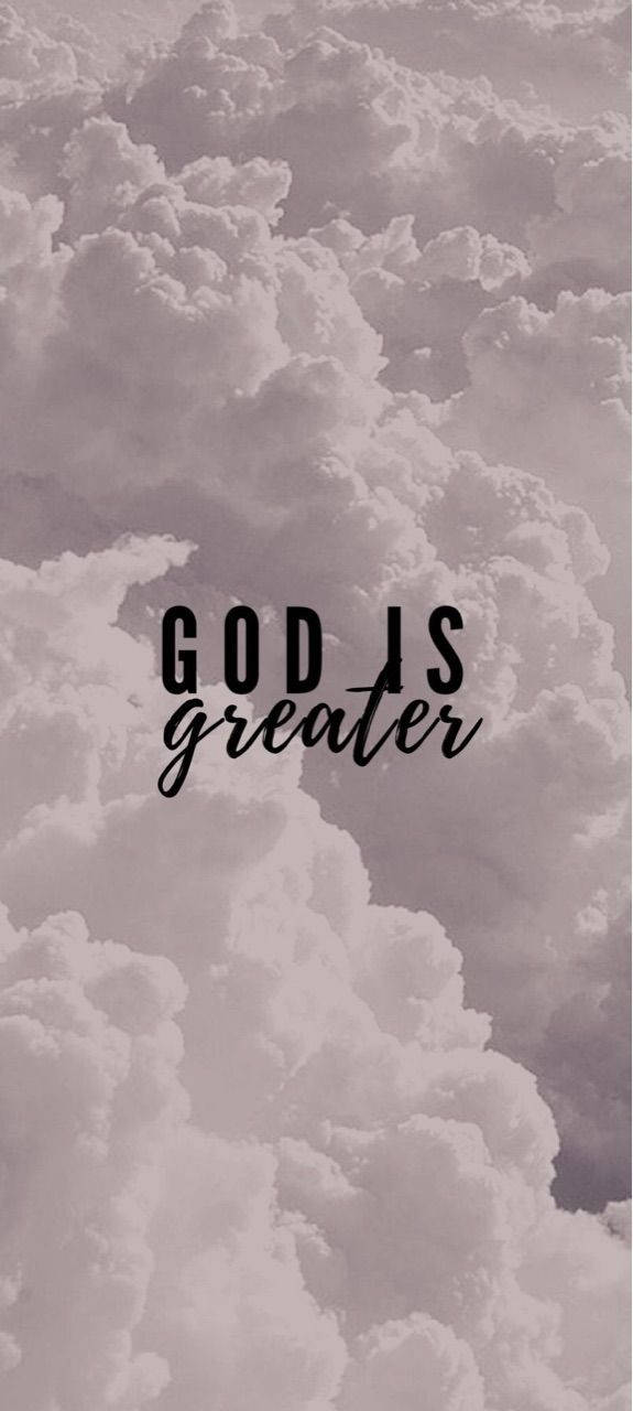 文字疊加在雲天背景上顯示「GOD IS greater」。 — 基督教 iPhone 桌布 壁紙