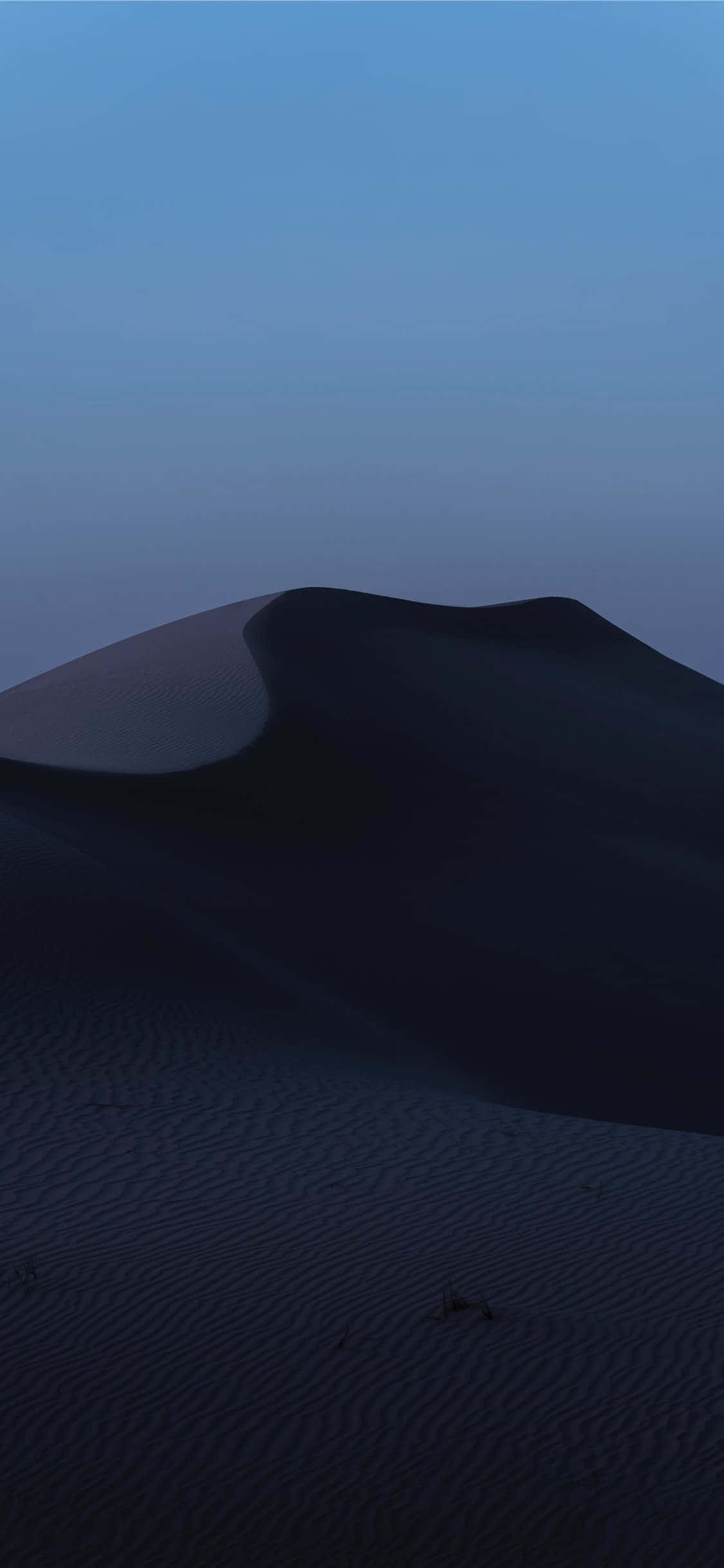 Desert iPhone 桌布 壁紙 — 廣闊沙漠沙丘，暮色天空下帶柔和藍色漸變和紋理沙紋。