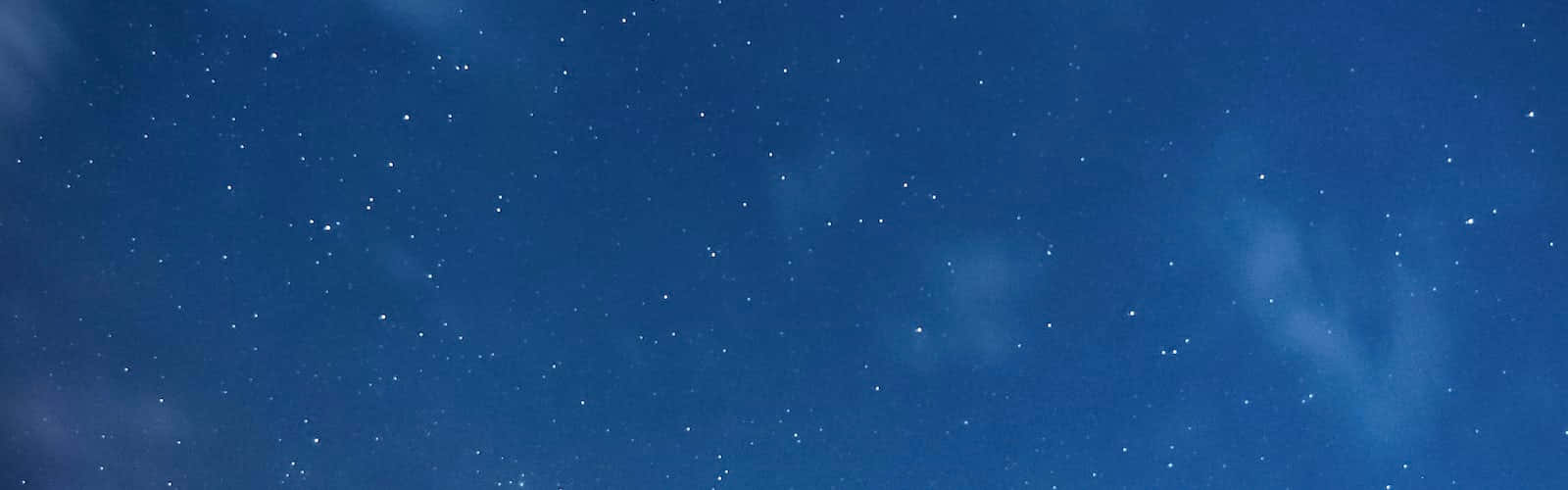 太空 桌布 壁紙 — 廣闊深藍夜空，佈滿閃爍繁星與輕柔縷縷雲彩飄過天際。