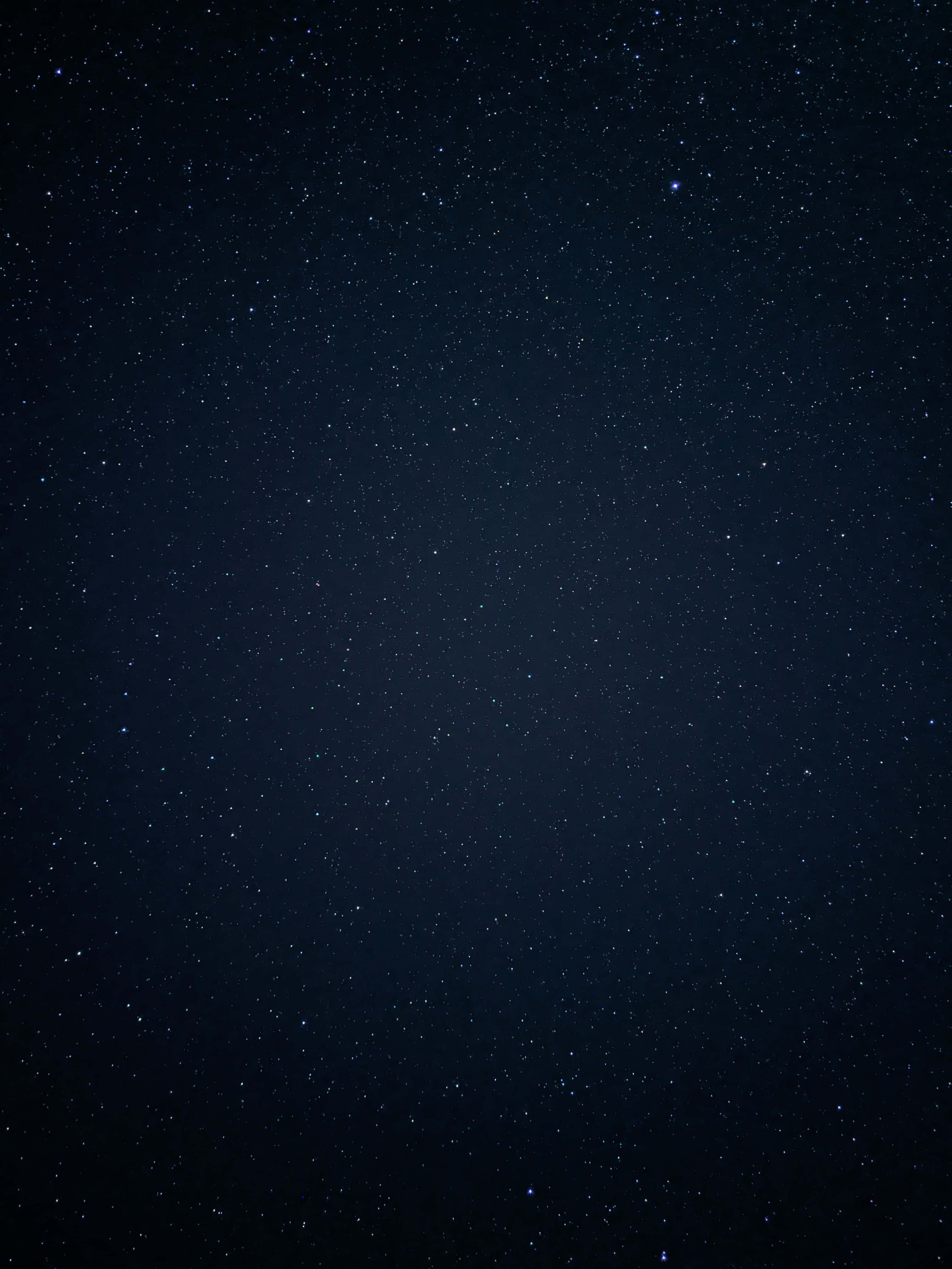 Blue Star 桌布 壁紙 — 廣闊深藍色夜空，無數閃爍星星散落在天際。