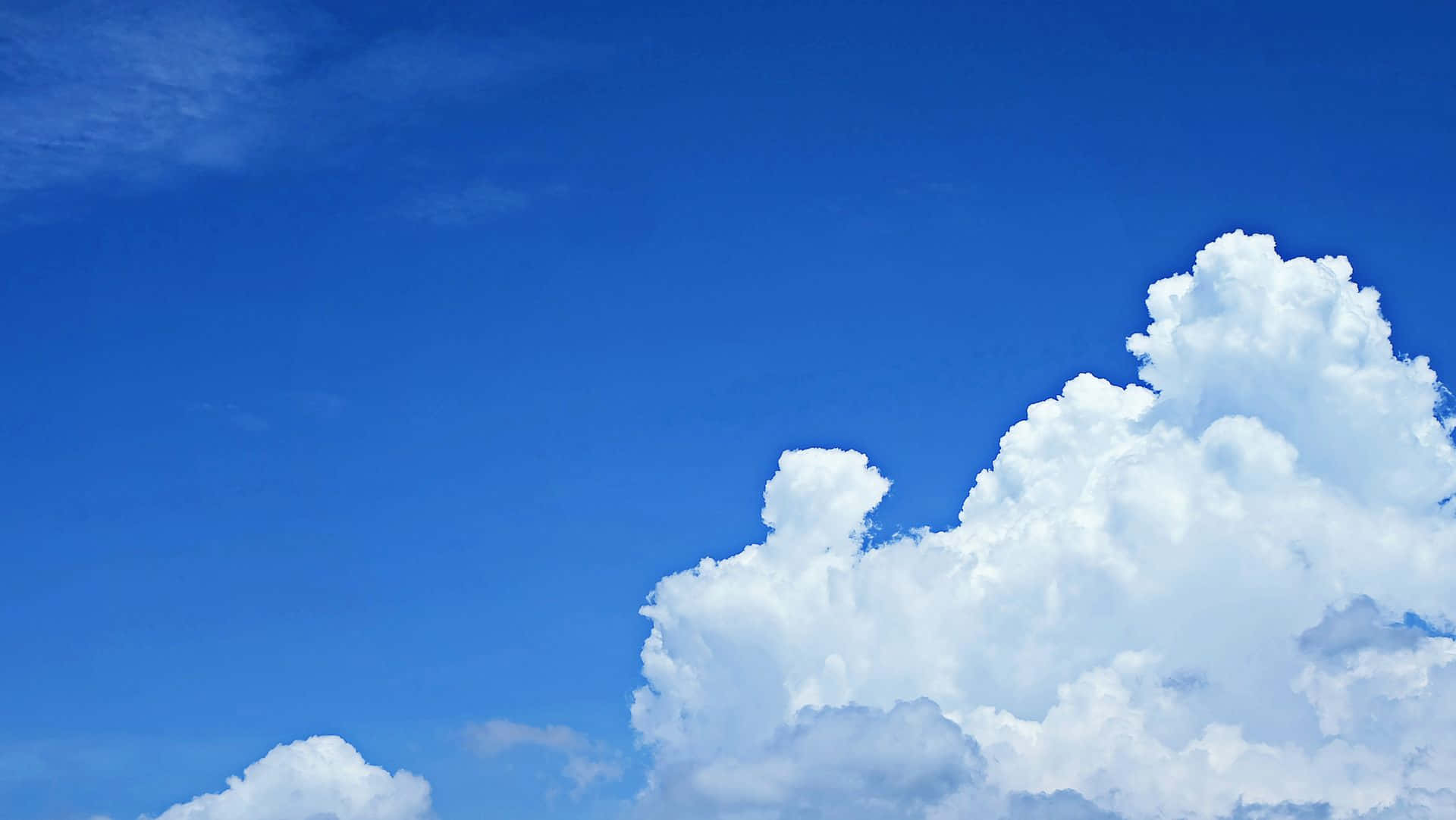 Beautiful Sky 桌布 壁紙 — 廣闊深邃的藍天，充滿蓬鬆的白色積雲，懶洋洋地飄過。