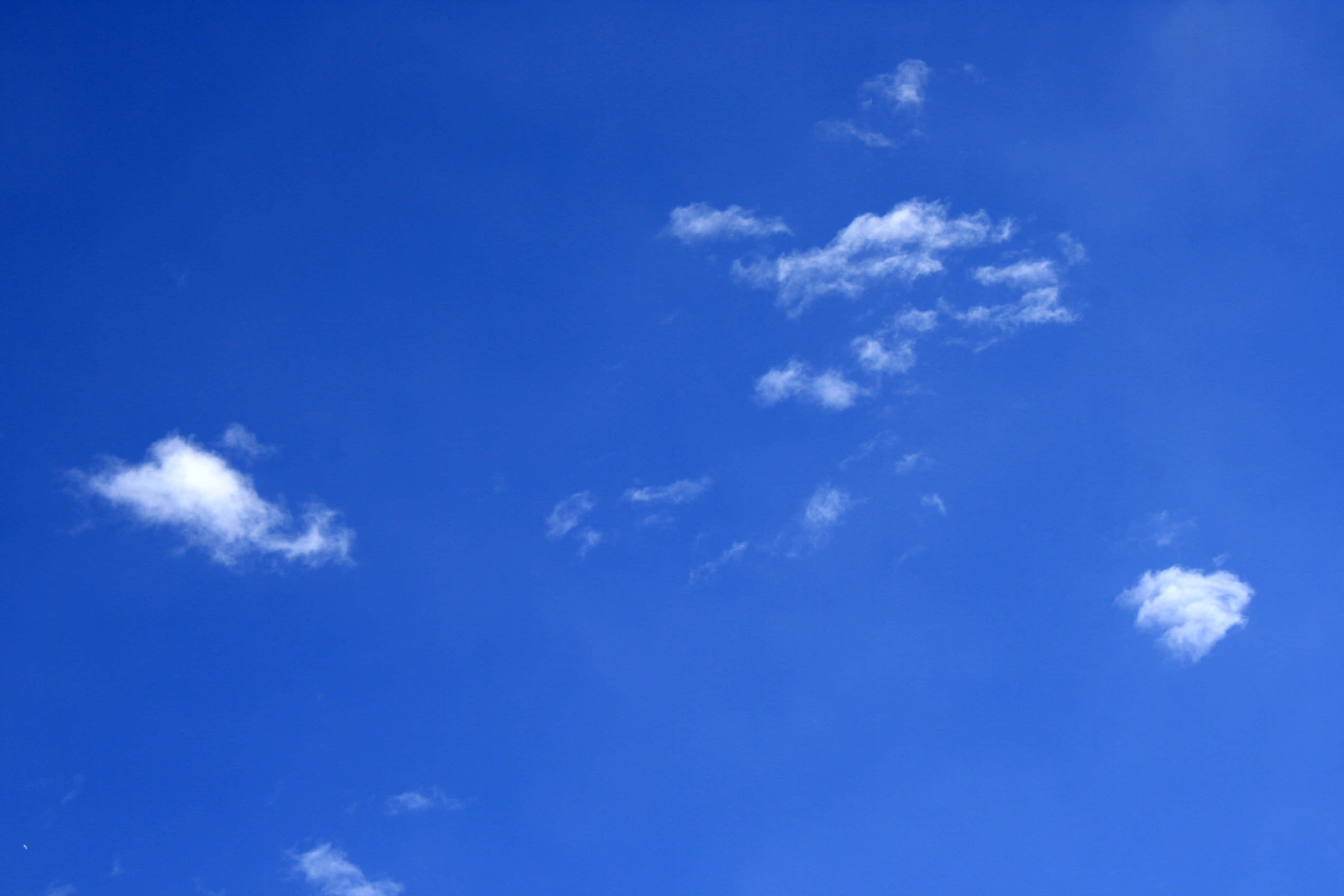 Blue Sky 桌布 壁紙 — 廣闊深邃的藍天點綴著縷縷白雲，懶洋洋地飄浮。