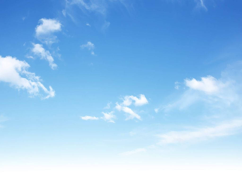 天空 桌布 壁紙 — 廣闊清澈的藍天，縷縷白雲輕輕飄過。