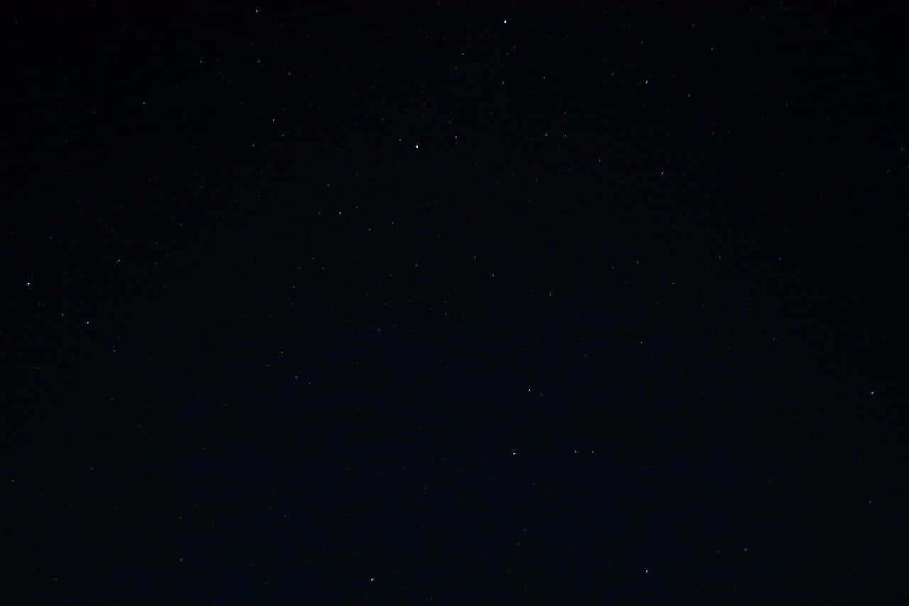 背景 桌布 壁紙 — 廣闊漆黑的夜空，無數閃爍的星星散落在深邃的黑色空間中。
