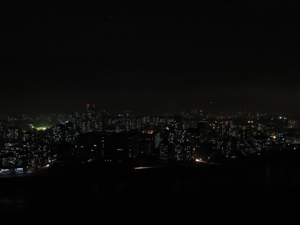 韓國 桌布 壁紙 — 廣闊的城市夜景，無數窗戶在黑暗的天空中閃爍。